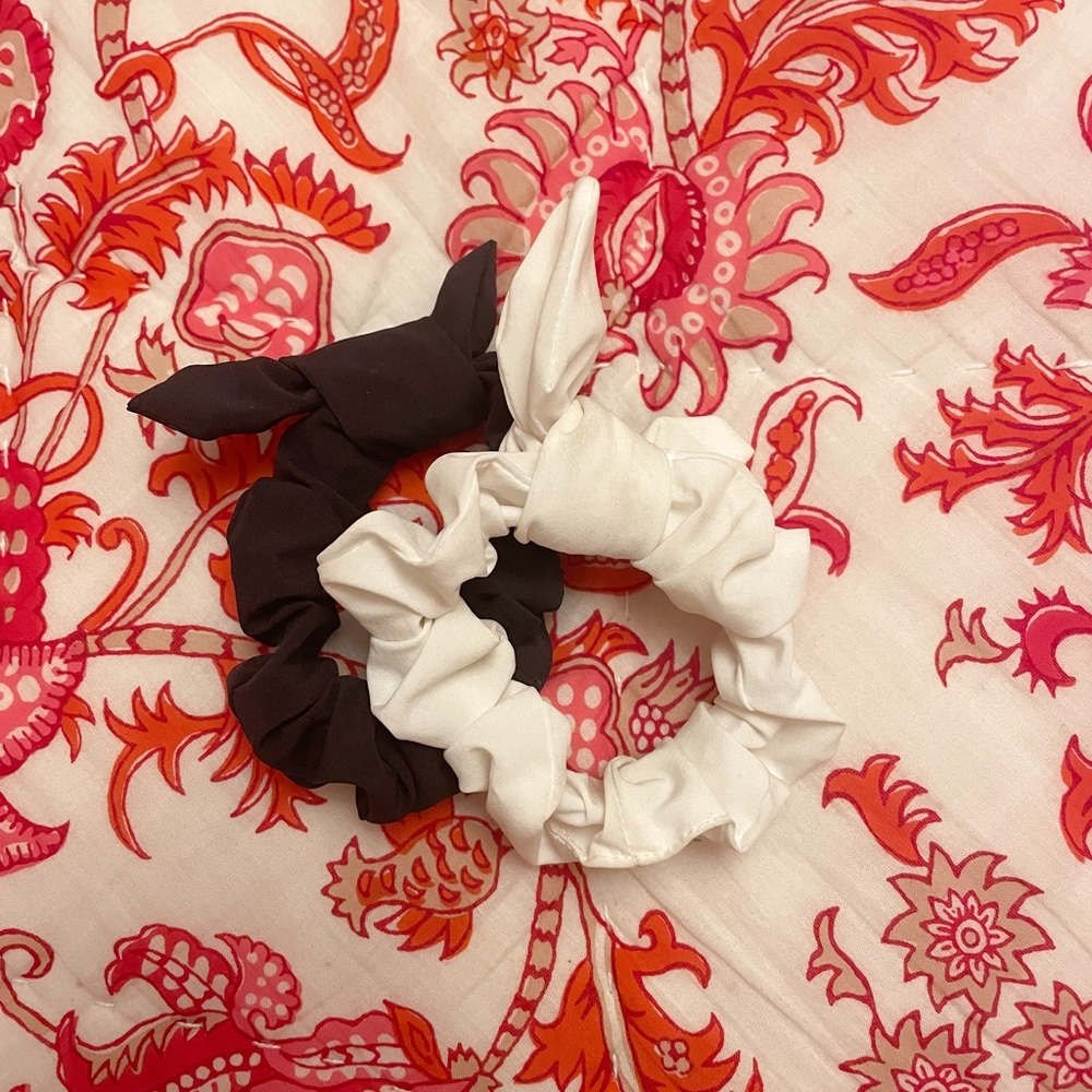 Lululemon Black and White Set of Two Scrunchies